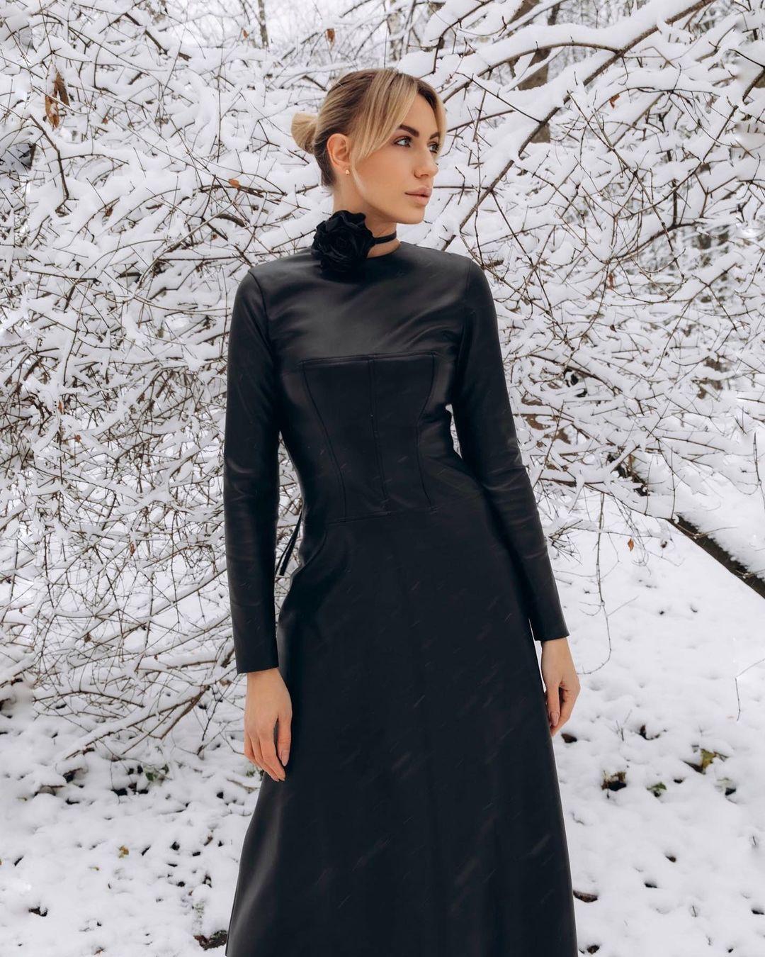 Леся Нікітюк - фото в шкіряній сукні