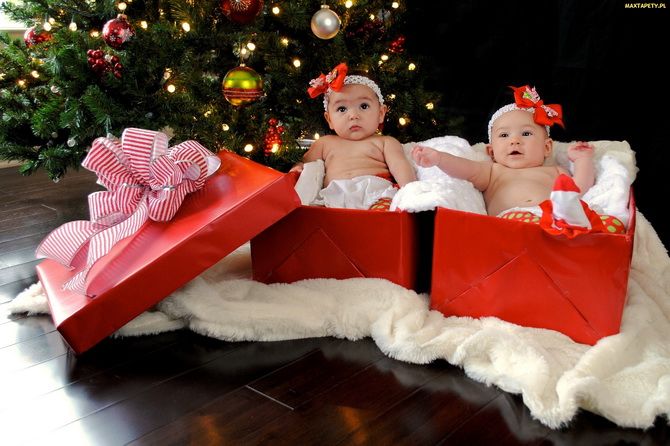 Фотосесія немовлят в подарунковій коробці