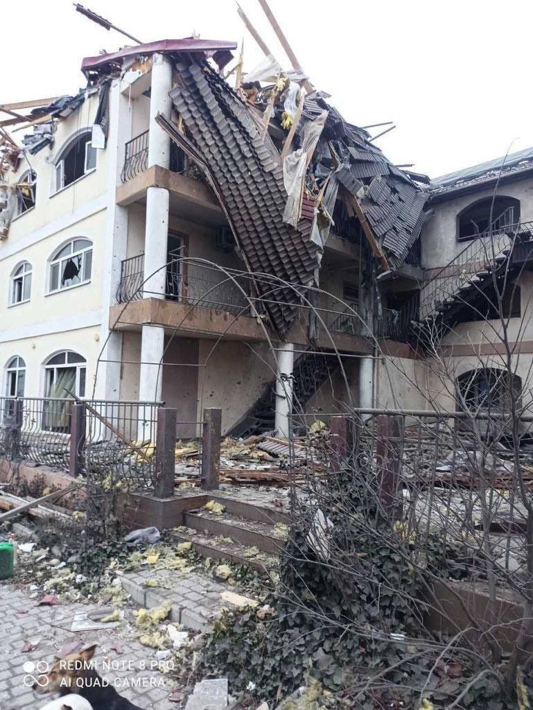 Зруйнований готель Салімар в Залізному порту