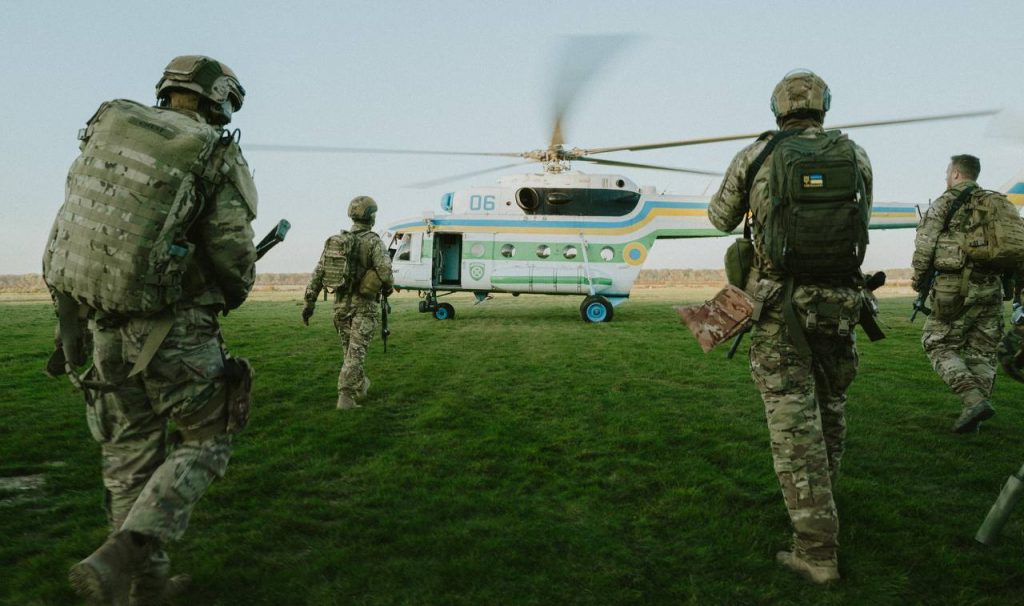 Українські військові біля вертольоту, фото