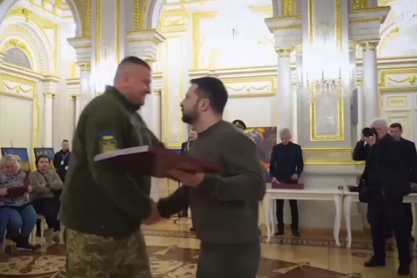 Залужний обійняв Зеленського при отриманні звання Героя України