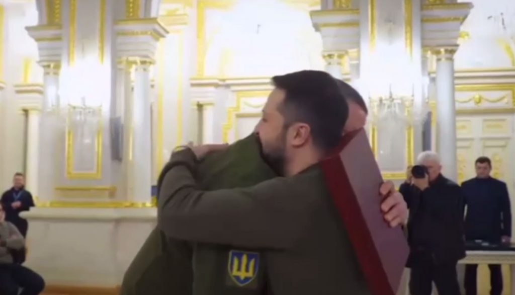 Залужний обійняв Зеленського при отриманні звання Героя України