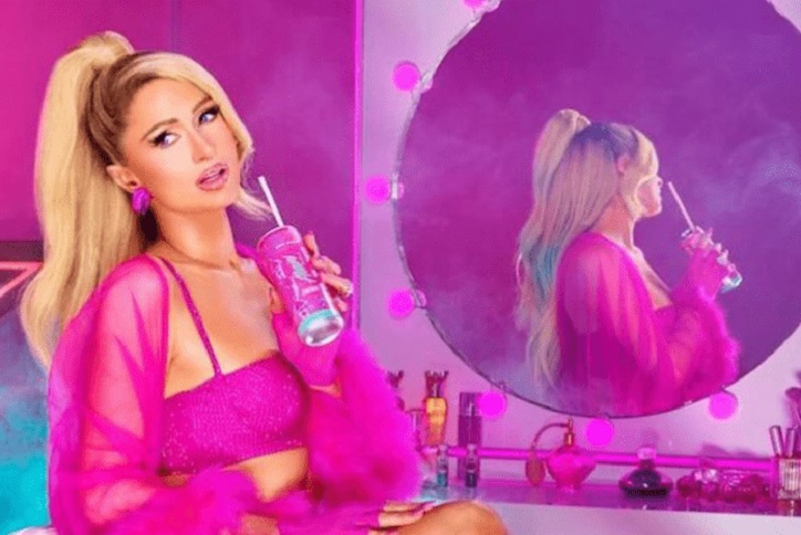 Періс Хілтон знялася у рекламі в рожевому сеті від українського бренду